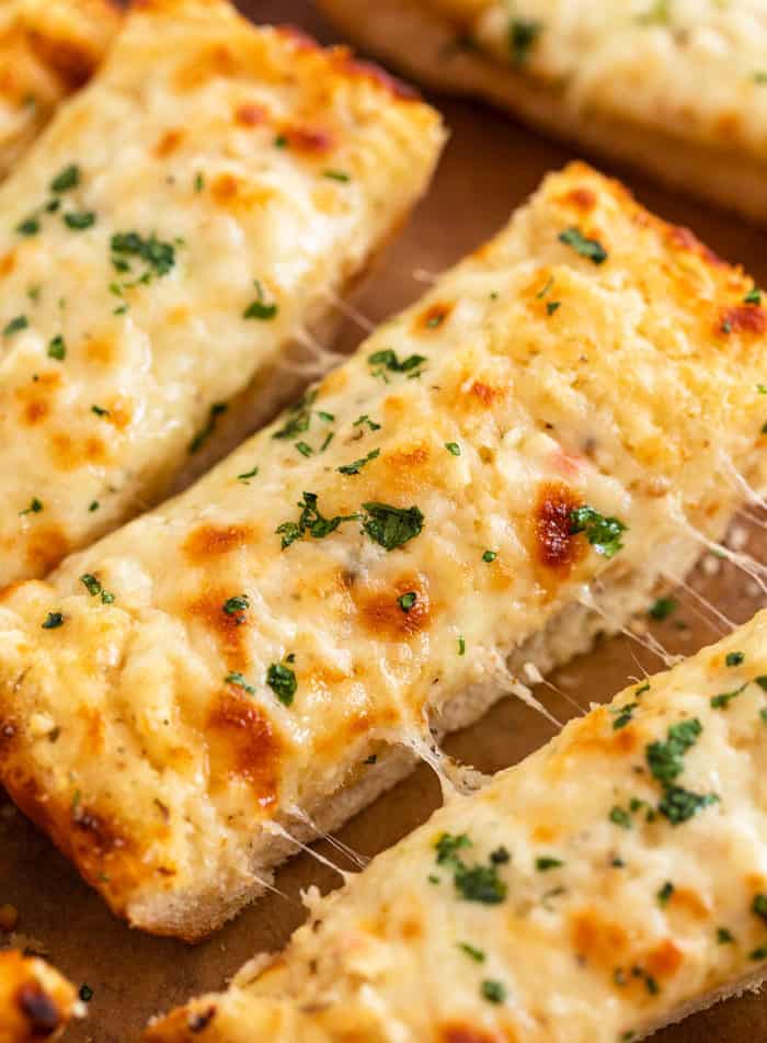 BEST-Cheesy-Homemade-Garlic-Bread--1